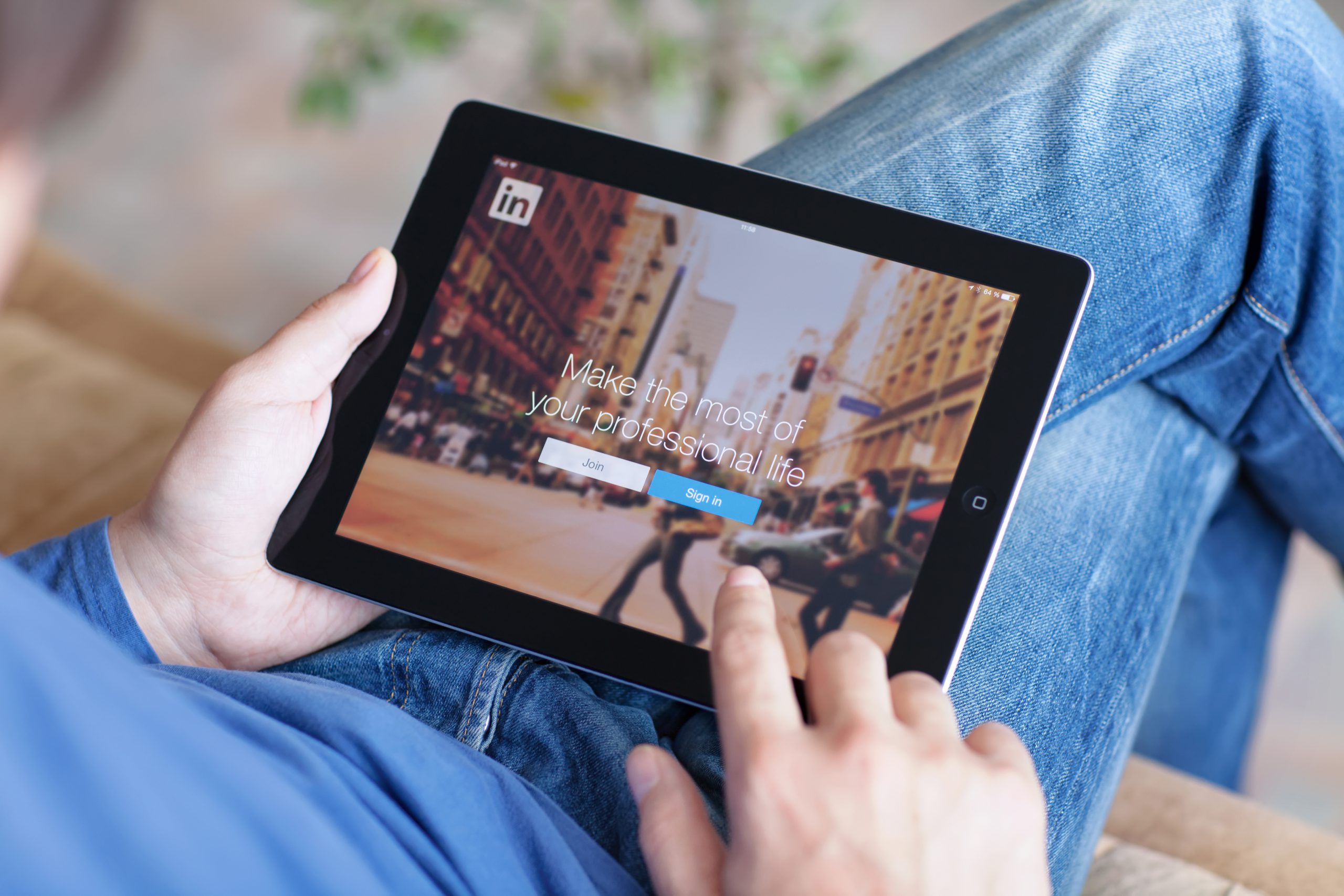 How to generate B2B sales leads from LinkedIn (without being spammy)